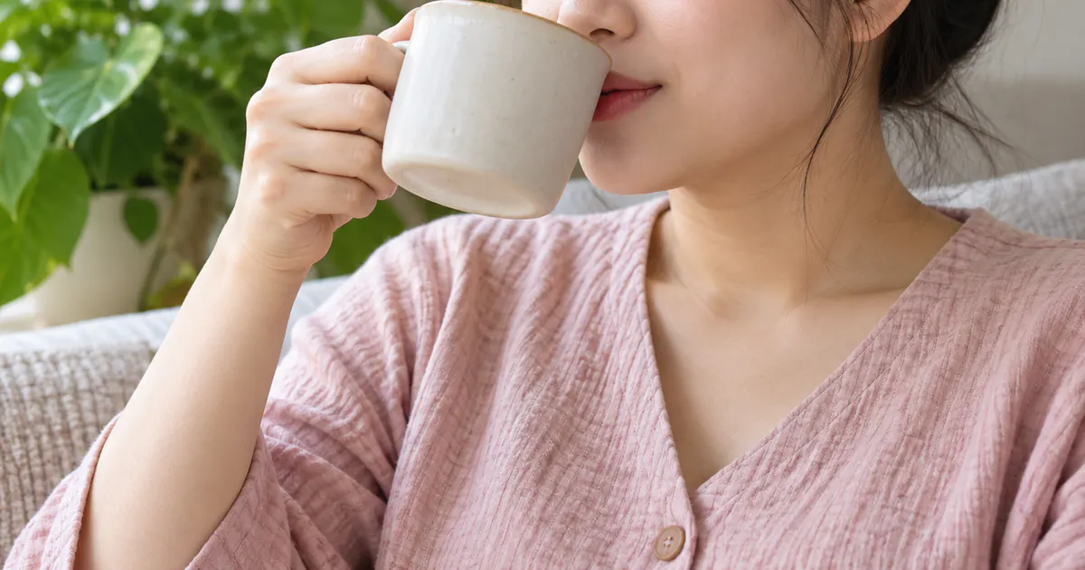Mẹ sau sinh duy trì thói quen uống nước phù hợp