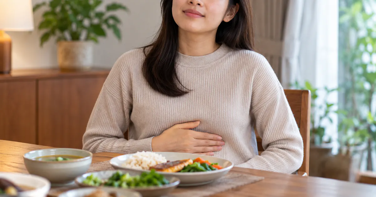 Người phụ nữ ăn tối nhẹ nhàng với tư thế phù hợp để chống trào ngược dạ dày