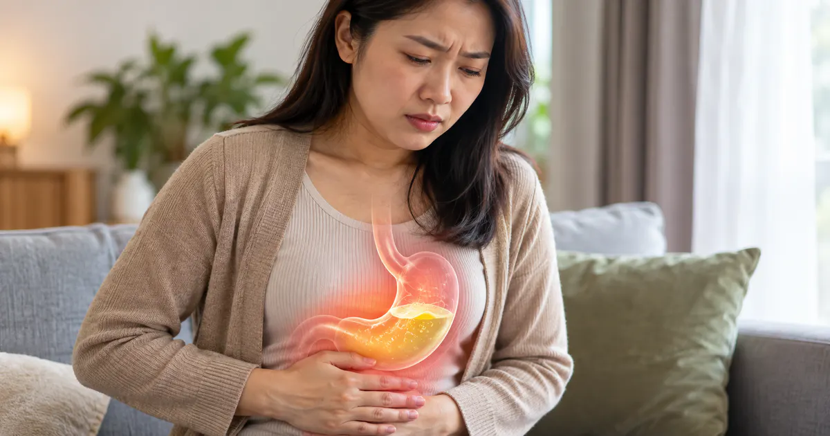 Minh họa người trưởng thành kín đáo đang theo dõi triệu chứng tràn dịch dạ dày tại nhà