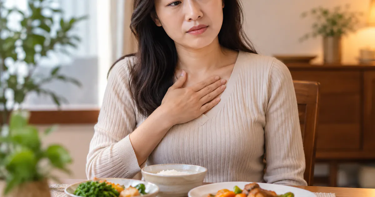 Người phụ nữ ngồi thẳng sau bữa ăn, minh họa trào ngược axit dạ dày