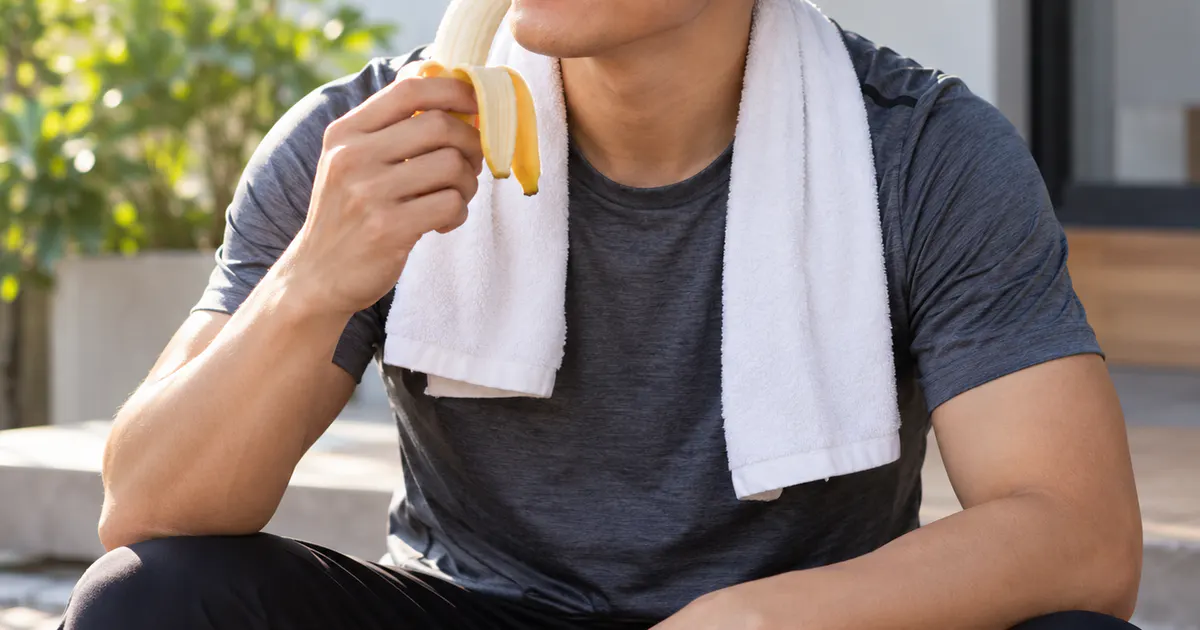 Người đàn ông ăn nhẹ trước buổi tập thể dục buổi sáng
