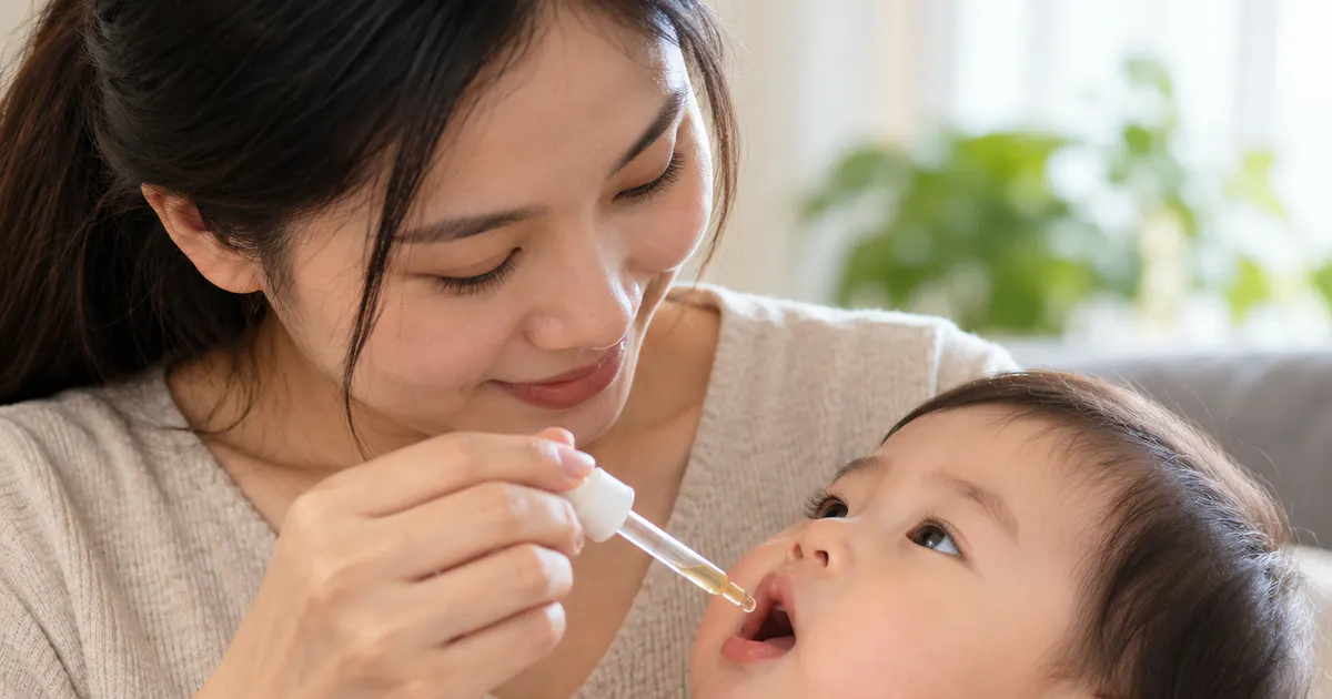 Cha mẹ tìm hiểu thời điểm cho trẻ uống vitamin D theo hướng dẫn an toàn