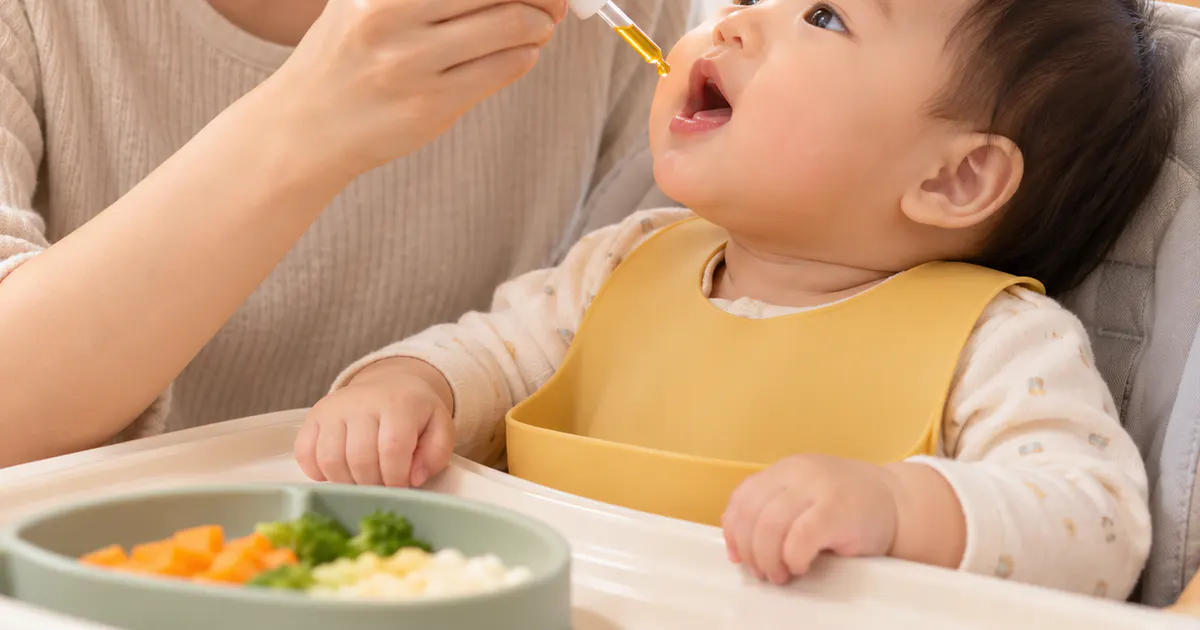 Minh họa chọn thời điểm bổ sung vitamin D gắn với cữ bú của trẻ
