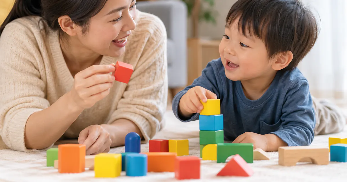 Cha mẹ tương tác chơi cùng trẻ để hỗ trợ can thiệp sớm