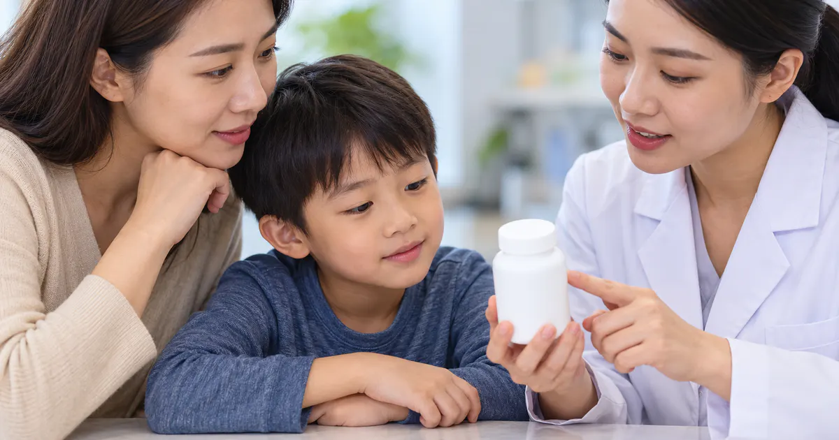 Phụ huynh hỏi dược sĩ về cách dùng sản phẩm bổ sung an toàn cho trẻ