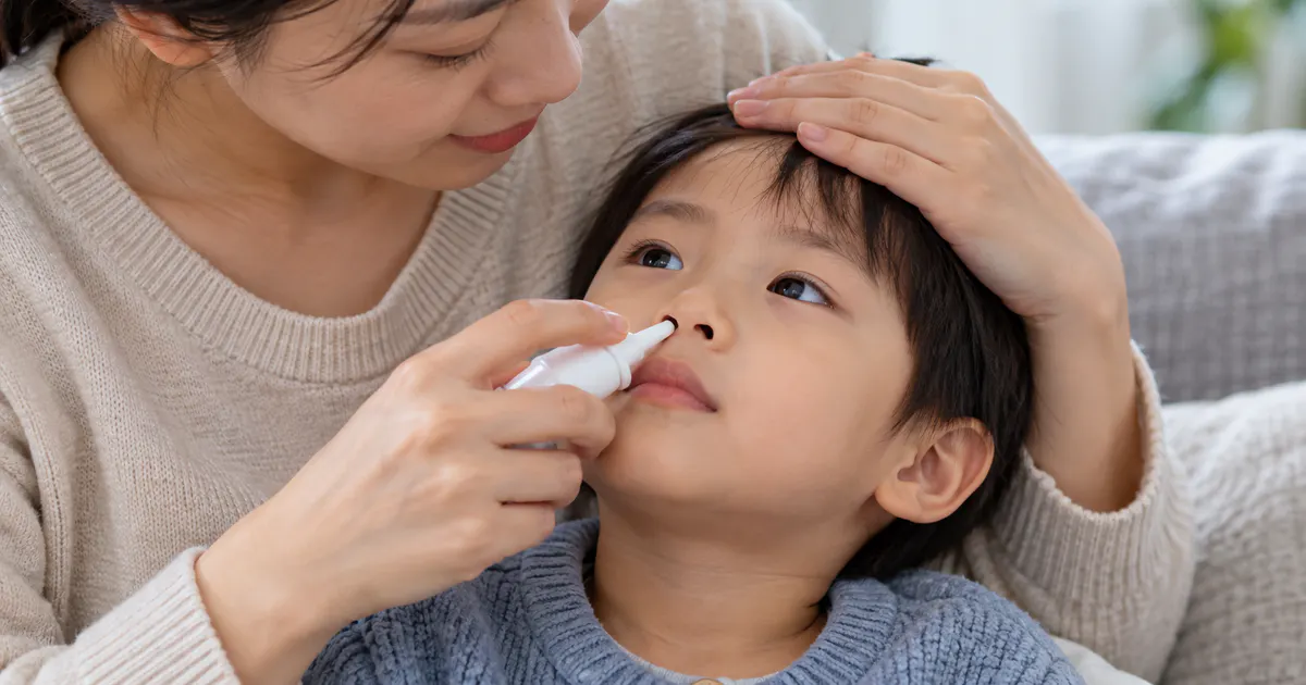 Thao tác dùng thuốc xịt mũi trẻ em nhẹ nhàng và đúng tư thế