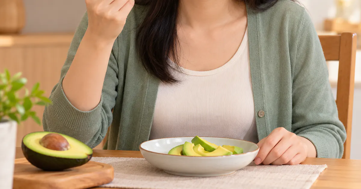 Ăn một phần bơ nhỏ và ngồi thẳng để hạn chế khó chịu