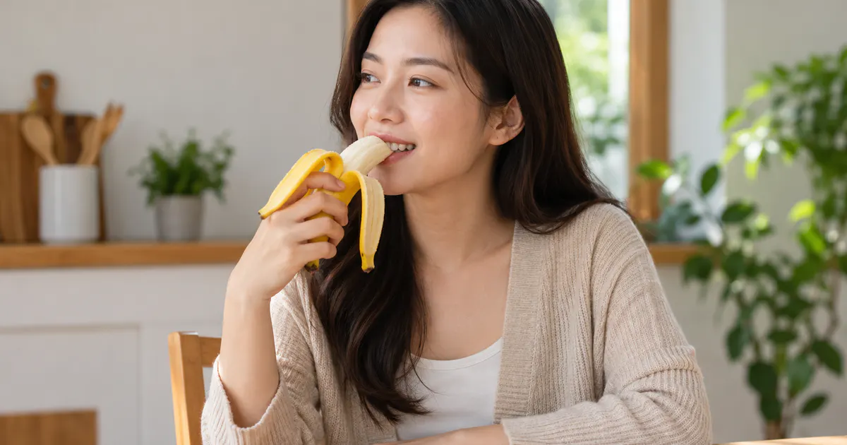 Ăn một phần chuối nhỏ trong tư thế ngồi thẳng để hạn chế khó chịu do trào ngược