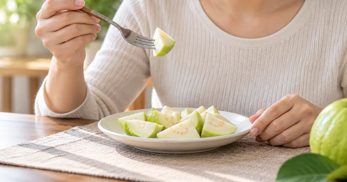 Cách ăn ổi chín từng miếng nhỏ khi bị trào ngược dạ dày