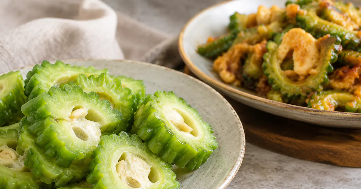So sánh mướp đắng hấp với món mướp đắng nhiều dầu cần hạn chế