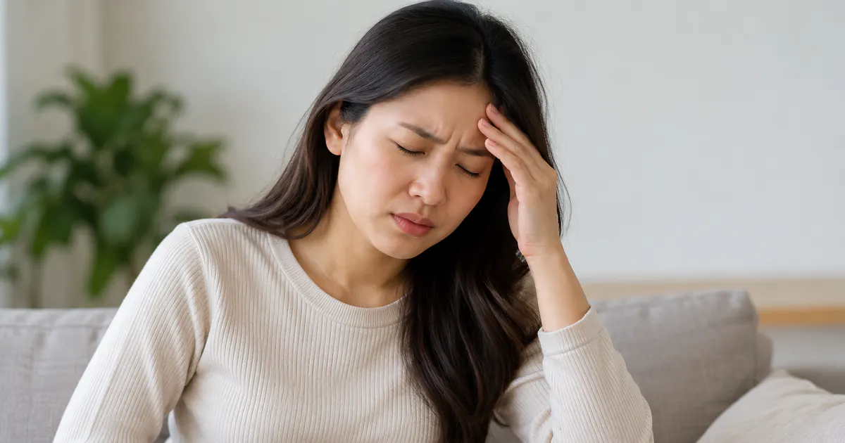 Người trưởng thành kín đáo ngồi nghỉ vì trào ngược dạ dày có gây đau đầu không