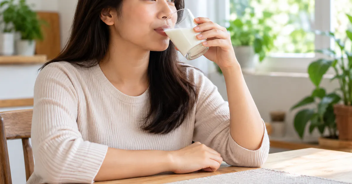 Uống một lượng sữa tươi vừa phải khi ngồi thẳng để hạn chế khó chịu do trào ngược