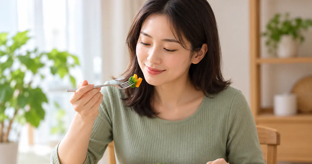 Minh họa ăn khẩu phần vừa phải và ngồi thẳng để hỗ trợ giảm trào ngược
