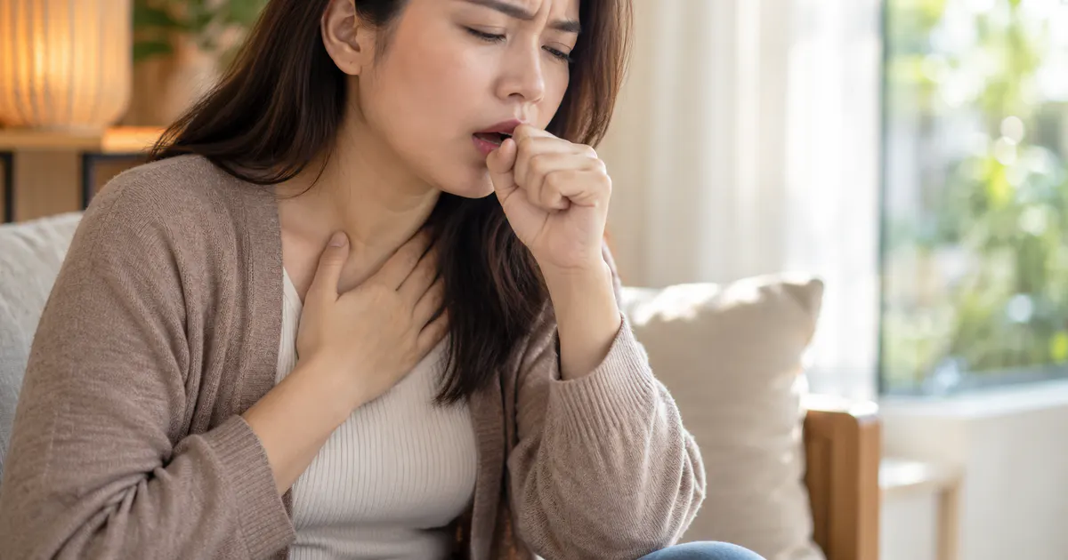 Người trưởng thành kín đáo ôm vùng ngực trên do trào ngược dạ dày gây ho kéo dài