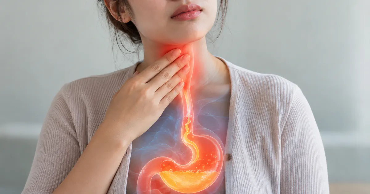 Người trưởng thành chạm nhẹ vùng cổ khi trào ngược dạ dày gây viêm họng