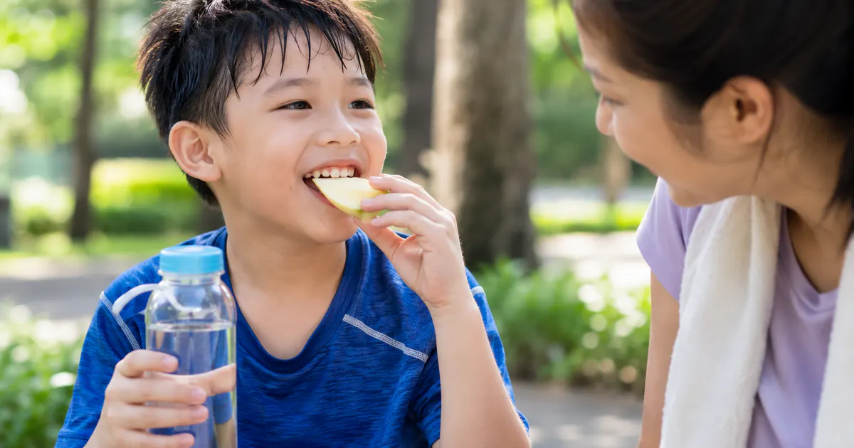 Trẻ vận động nhiều được bổ sung bữa phụ lành mạnh
