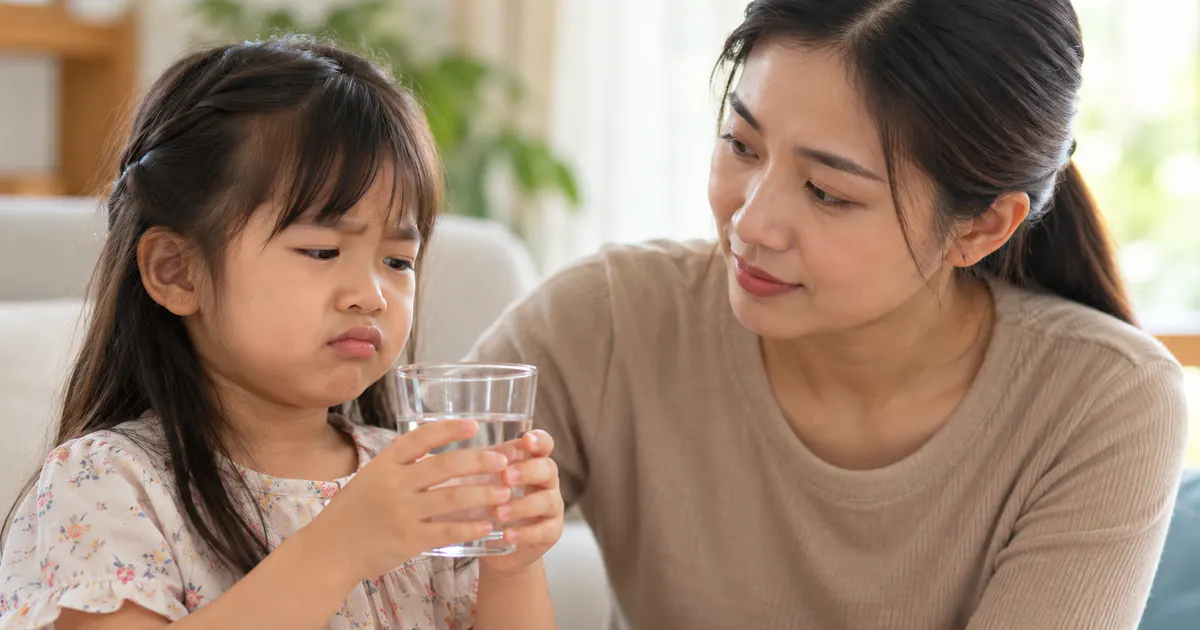 Cha mẹ hướng dẫn trẻ không chịu uống nước phải làm sao bằng cốc nước nhỏ tại nhà