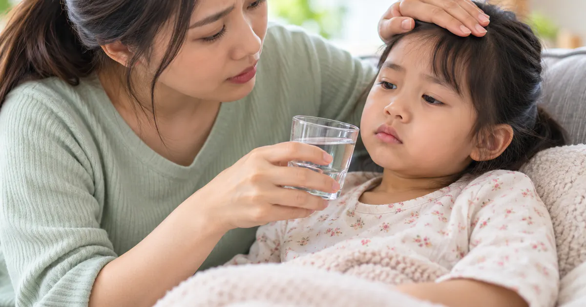 Cha mẹ theo dõi dấu hiệu mất nước ở trẻ và chuẩn bị đưa trẻ đi khám khi cần