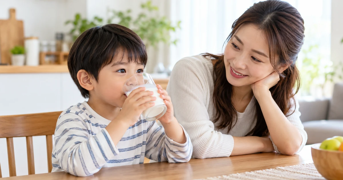 Trẻ uống sữa bị táo bón phải làm sao: cha mẹ theo dõi khẩu phần và nước uống cho bé
