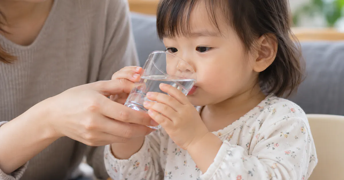 Trẻ nhỏ uống nước phù hợp lứa tuổi khi đang được chăm sóc táo bón