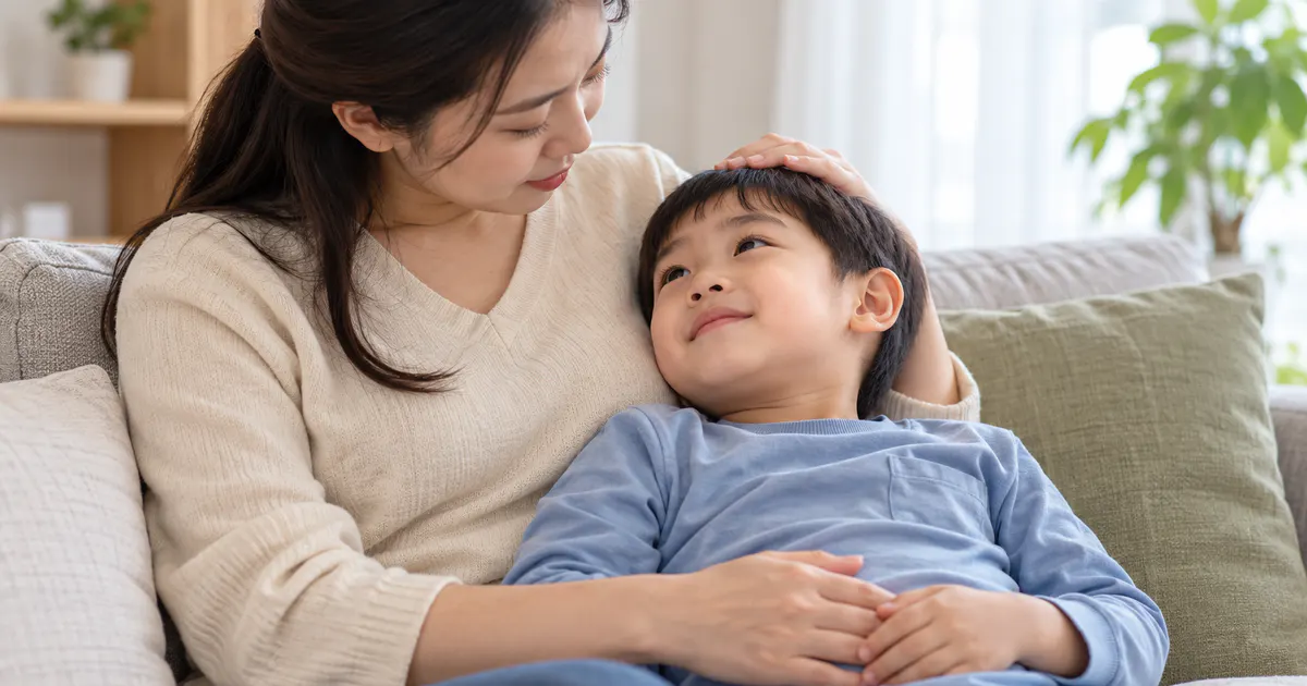 Cha mẹ theo dõi biểu hiện táo bón của trẻ tại nhà