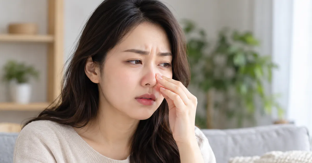 Người phụ nữ chăm sóc mũi tại nhà trong quá trình trị viêm mũi