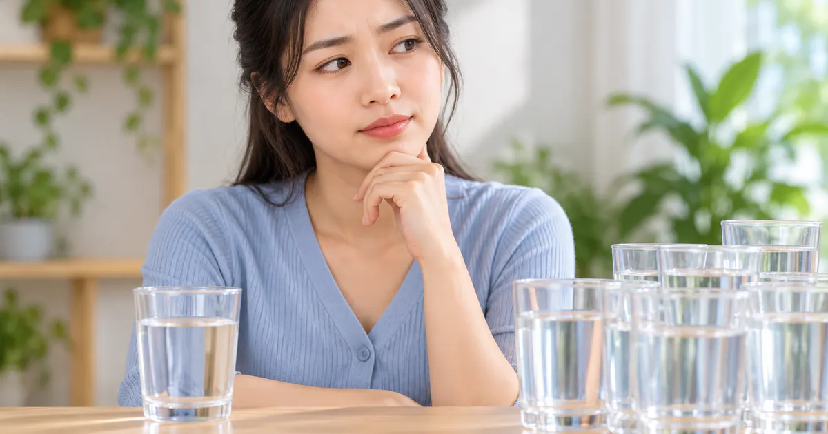 Minh họa uống nước vừa đủ và tránh uống quá nhiều trong thời gian ngắn