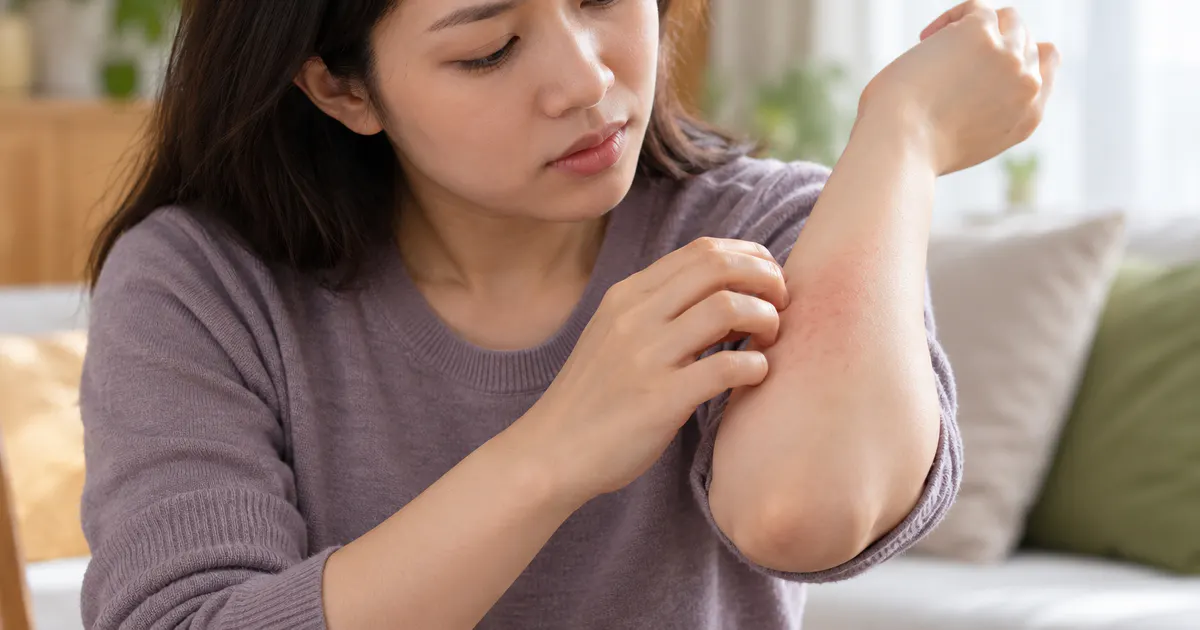 Người trưởng thành kiểm tra vùng da bất thường để biết khi nào cần đi khám
