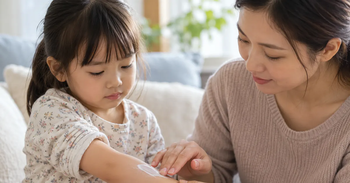 Cha mẹ chăm sóc vùng da khô ngứa của trẻ bị viêm da cơ địa trẻ em