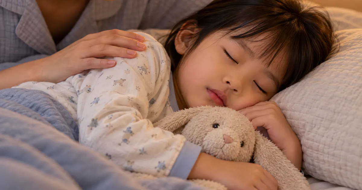 Trẻ mặc đồ cotton mềm khi ngủ để giảm ngứa và hạn chế gãi