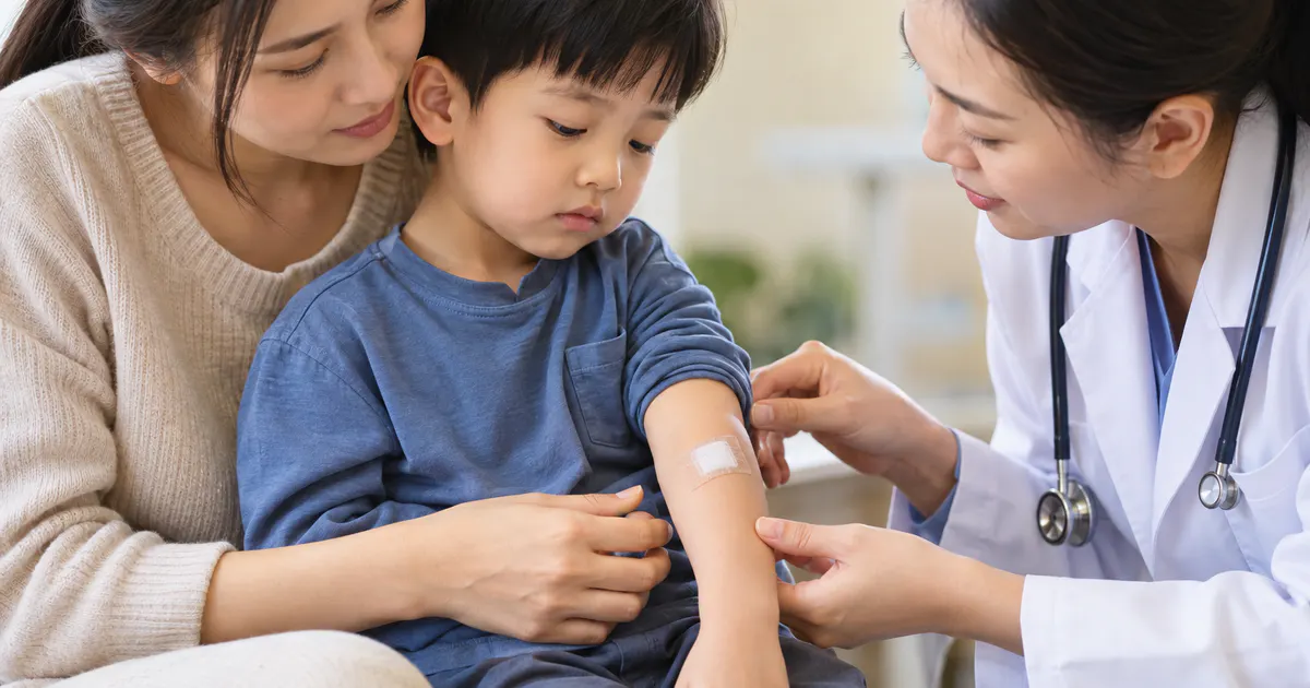 Bác sĩ tư vấn cho mẹ về viêm da mủ ở trẻ em