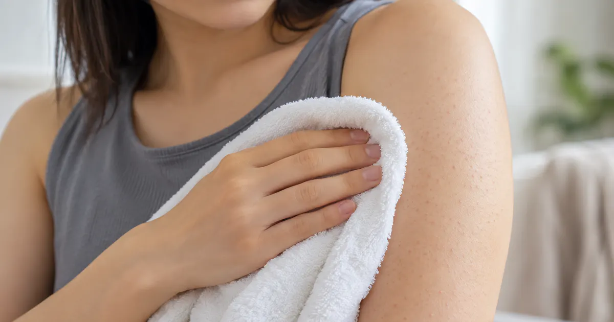 Chăm sóc nhẹ nhàng vùng cánh tay bị viêm nang lông tại nhà