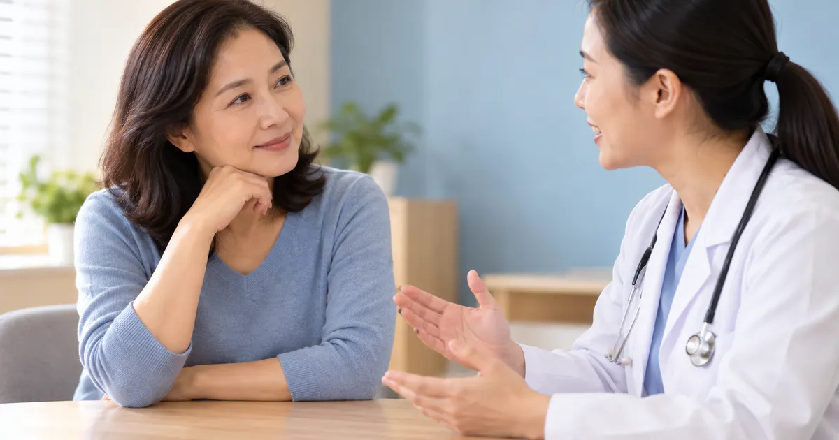 Người trưởng thành tìm hiểu viên uống bổ não cùng chuyên gia sức khỏe